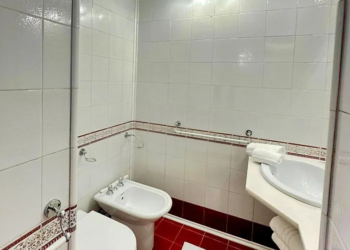 לינה וארוחת בוקר Elimar & Pool 4*