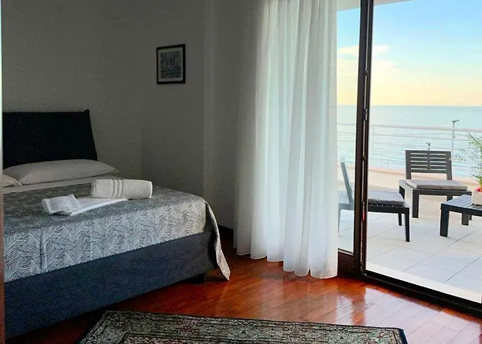 Elimar & Pool לינה וארוחת בוקר קרוטונה